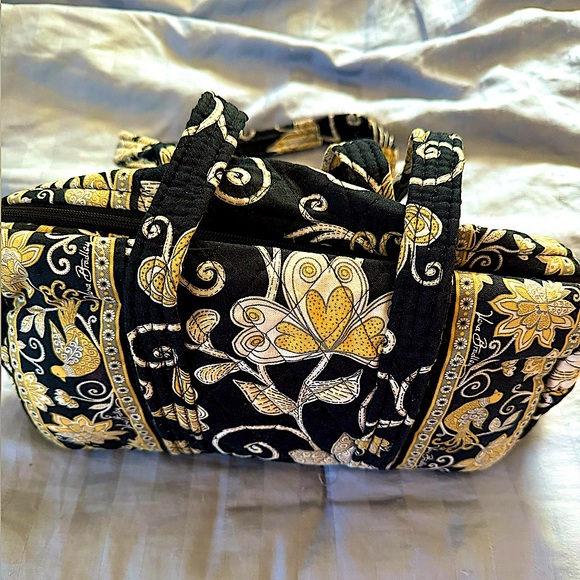 Vera Bradley Handbags - Vera Bradley medium size tote with strap